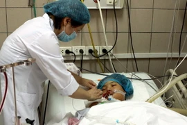 Cấp cứu nạn nhân bị ngộ độc thực phẩm. (Ảnh minh họa: Dương Ngọc/TTXVN)