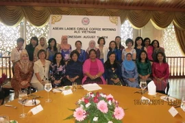 Phụ nữ ASEAN ấn tượng với văn hóa và ẩm thực Việt Nam