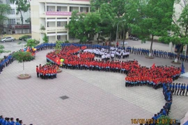 Học sinh xếp hình Tổ quốc, hướng về biển đảo. (Nguồn: Vietnam+)