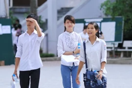 Thí sinh dự thi đại học đợt hai trong thời tiết khá oi nóng