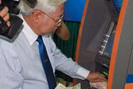 Ông Trần Phương Bình giới thiệu máy ATM thế hệ mới. (Ảnh: Hà Huy Hiệp/Vietnam+) 