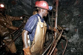 Công nhân khai thác vàng ở Nam Phi. (Nguồn: Reuters)