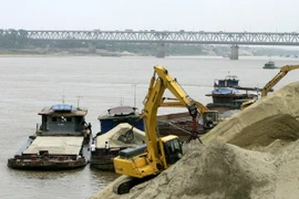 Hà Nội thí điểm đấu giá quyền khai thác cát ở quận Long Biên