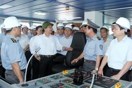 Thủ tướng Nguyễn Tấn Dũng thị sát tàu kiểm ngư cỡ lớn
