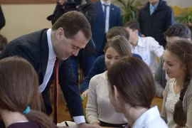 Thủ tướng Nga Dmitry Medvedev bất ngờ tới thăm bán đảo Crimea