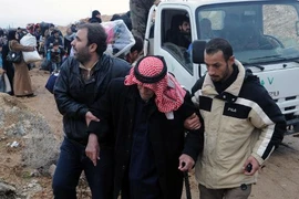 Người bị thương trong một cuộc giao tranh giữa phe đối lập Syria với quân đội chính phủ ngày 30/12/2013. (Nguồn: AFP)