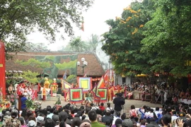 Dâng hương tại Đền thờ Hai Bà Trưng. (Ảnh minh họa: Minh Quyết/TTXVN)