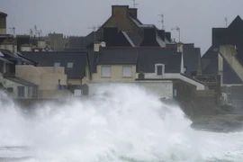 Bão Ulla càn quét khiến Pháp mất điện trên diện rộng