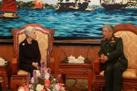 Thượng tướng Nguyễn Chí Vinh tiếp Thứ trưởng Ngoại giao Hoa Kỳ. (Ảnh: Nguyễn Hồng Pha/TTXVN)