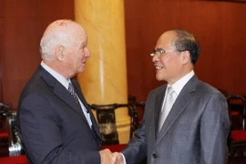 Chủ tịch Quốc hội Nguyễn Sinh Hùng tiếp Chủ tịch Tiểu ban Đông Á-Thái Bình Dương thuộc Ủy ban Đối ngoại Thượng viện Mỹ. (Ảnh: Dương Giang/TTXVN)