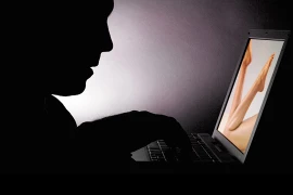 Italy: Bị đuổi việc vì tàng trữ ảnh sex trong máy tính