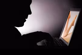 Italy: Bị đuổi việc vì tàng trữ ảnh sex trong máy tính