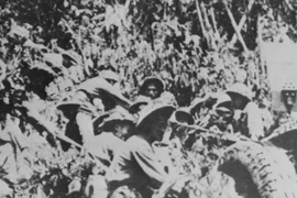 Bộ đội kéo pháo vào trận địa. (Ảnh tư liệu TTXVN)