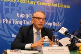 Phó Tổng Thư ký Thường trực Liên hợp quốc Jan Eliasson gặp gỡ các cơ quan báo chí sau chuyến thăm, khảo sát tại tỉnh Bến Tre. (Ảnh: Thanh Vũ/TTXVN) 