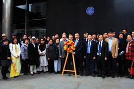 Đại sứ Nguyễn Văn Thảo cùng các cơ quan đại diện, kiều bào và lưu học sinh tại Anh kỷ niệm sinh nhật Bác (Ảnh: Như Mai/Vietnam+)