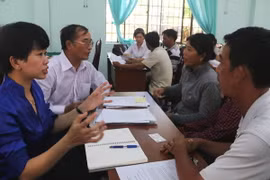 Các luật sư giúp hộ dân tiến hành các thủ tục pháp lý. (Ảnh: Mạnh Dương/TTXVN)