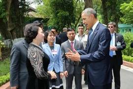 Chủ tịch Quốc hội Nguyễn Thị Kim Ngân đón Tổng thống Barack Obama tới thăm Khu di tích Chủ tịch Hồ Chí Minh trong Phủ Chủ tịch. (Ảnh: Trọng Đức/TTXVN)