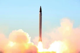 Tên lửa tầm trung đất đối đất Emad rời bệ phóng tại một địa điểm trên lãnh thổ Iran ngày 11/10/2015. (Nguồn: EPA/TTXVN)