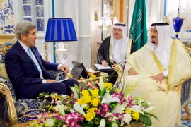 Quốc vương Saudi Arabia Salman bin Abdulaziz Al Saud (phải) có cuộc gặp với Ngoại trưởng Mỹ John Kerry (trái) đang ở thăm Saudi Arabia. (Nguồn: EPA/TTXVN)