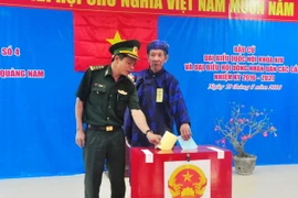 Cán bộ chiến sỹ và người dân xã đảo Tân Hiệp (Cù Lao Chàm), thành phố Hội An bỏ phiếu bầu. (Ảnh: Đoàn Hữu Trung/TTXVN)