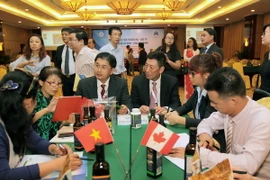 Doanh nghiệp TP.Hồ Chí Minh tìm hiểu các sản phẩm của các nhà đầu tư vùng Richmond-Canada. (Ảnh: Thanh Vũ/TTXVN)