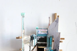 Bằng việc kết hợp tranh in, gỗ và các vật liệu khác, Blasco đã chuyển những hình ảnh 2D thành một không gian kiến trúc 3D cực kỳ độc đáo. (Nguồn: Sputnik)