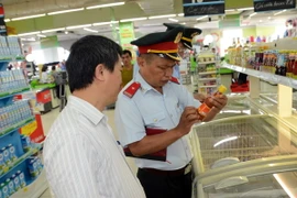 Đoàn kiểm tra liên ngành Trung ương kiểm tra vệ sinh an toàn thực phẩm tại Siêu thị Big C Vinh. (Ảnh: Bích Huệ/TTXVN)