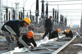 Công nhân Công ty Cổ phần Lắp máy (INCO) lắp đặt thiết bị xuất tuyến tại trạm biếp áp nhà máy nhiệt điện Cẩm Phả. (Ảnh: Ngọc Hà/TTXVN)