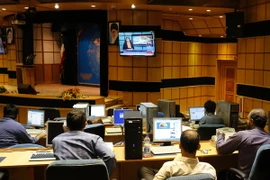 Các nhà báo Iran theo dõi kết quả bầu cử Quốc hội tại phòng báo chí trụ sở Bộ Nội vụ ở Tehran ngày 30/4. (Nguồn: AFP/TTXVN)