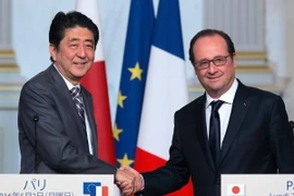 Tổng thống Francois Hollande (phải) và Thủ tướng Shinzo Abe (trái) tại cuộc họp báo ở Paris. (Nguồn: AFP/TTXVN)