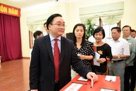 Ông Hoàng Trung Hải, Ủy viên Bộ Chính trị, Bí thư Thành ủy Hà Nội đến bỏ phiếu bầu cử đại biểu Quốc hội khóa XIV và đại biểu HĐND các cấp nhiệm kỳ 2016-2021 tại tổ bầu cử số 4, phường Láng Hạ, quận Đống Đa, Hà Nội. (Ảnh: Nguyễn Văn Cảnh/TTXVN)