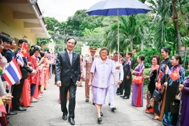 Đại sứ Việt Nam tại Thái Lan Nguyễn Tất Thành và đại diện bà con Việt kiều trên toàn Thái Lan đón Công chúa Maha Chaktri Sirindhorn. (Ảnh: Sơn Nam-Quang Thuận/Vietnam+)
