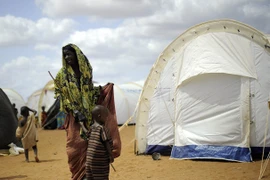 Trẻ em tị nạn Somalia chờ tiêm vắcxin phòng chống bệnh bại liệt và bệnh sởi tại trại tị nạn ở Dadaab, đông bắc Kenya. (Nguồn: AFP/TTXVN)