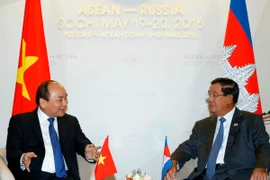 Thủ tướng Nguyễn Xuân Phúc gặp Thủ tướng Chính phủ Hoàng gia Campuchia Hun Sen. (Ảnh: Thống Nhất/TTXVN)