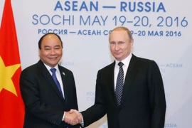 Thủ tướng Nguyễn Xuân Phúc hội kiến Tổng thống Liên bang Nga Vladimir Putin. (Ảnh: Thống Nhất/TTXVN)