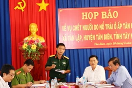Thượng tá Mai Văn Đới, Chỉ huy trưởng Ban Chỉ huy quân sự huyện Tân Biên thông tin chính thức vụ em Hà Quốc Thái bị tử vong do đập đạn pháo cũ. (Ảnh: Lê Đức Hoảnh/TTXVN)