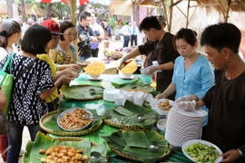 Du khách tham quan thưởng thức các món ăn tại Liên hoan. (Ảnh: An Hiếu/TTXVN)