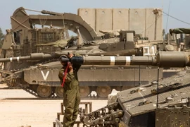 Binh sỹ Israel làm nhiệm vụ tại khu vực biên giới với dải Gaza ngày 6/5. (Nguồn: AFP/TTXVN)