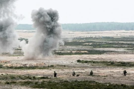 Binh sỹ NATO tham gia cuộc tập trận Brilliant Jump 2016 tại căn cứ quân sự Swietoszow ngày 25/5. (Nguồn: EPA/TTXVN)