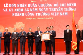 Thủ tướng Nguyễn Xuân Phúc trao tặng Huân chương Hồ Chí Minh cho ngành Công Thương Việt Nam. (Ảnh: Thống Nhất/TTXVN)