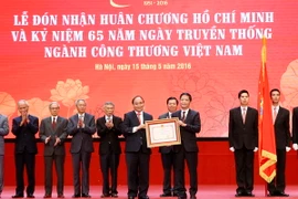 Thủ tướng Nguyễn Xuân Phúc trao tặng Huân chương Hồ Chí Minh cho ngành Công Thương Việt Nam. (Ảnh: Thống Nhất/TTXVN)