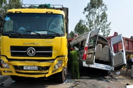 Hiện trường vụ tại nạn, chiếc xe khách bị bẹp dúm, kẹp giữa 2 xe tải. (Ảnh: Đinh Thị Hương/TTXVN)