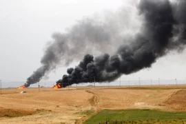 Khói bốc lên từ các giếng dầu tại mỏ Khubbaz ngày 4/5. (Nguồn: THX/TTXVN)