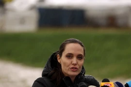 Đặc phái viên Cơ quan tị nạn LHQ (UNHCR), ngôi sao điện ảnh Angelina Jolie trả lời báo giới khi đang tham gia hoạt động trợ giúp UNHCR xây dựng khu định cư tạm cho người tị nạn tại Fayda thuộc thung lũng Bekaa của Liban ngày 15/3. (Nguồn: AFP/TTXVN)