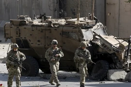 Binh sỹ NATO tại hiện trường một vụ đánh bom tại Afghanistan. (Nguồn: Reuters/TTXVN)