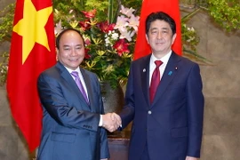 Thủ tướng Nhật Bản Shinzo Abe đón Thủ tướng Nguyễn Xuân Phúc. (Ảnh: Thống Nhất/TTXVN)