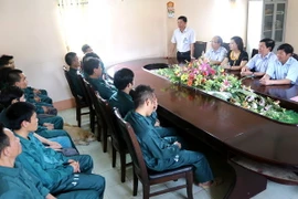 Đoàn giám sát kiểm tra công tác chuẩn bị bầu cử tại Trại tạm giam công an tỉnh Phú Thọ ngày 19/5. (Ảnh: Trung Kiên/TTXVN)