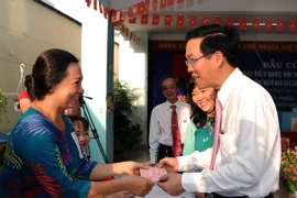 Ủy viên Bộ Chính trị, Bí thư Trung ương Đảng, Trưởng Ban Tuyên giáo Trung ương Võ Văn Thưởng bỏ phiếu bầu cử tại TP. Hồ Chí Minh. (Ảnh: An Hiếu/TTXVN)