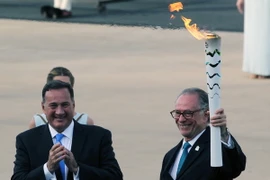 Chủ tịch Ban tổ chức Thế vận hội "RIO 2016" Carlos Nuzman (phải) nhận ngọn đuốc thiêng Olympic 2016 trong buổi lễ tại sân vận động Panathenaic ở thủ đô Athens. (Nguồn: THX/TTXVN)