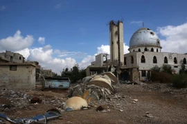 Cảnh đổ nát sau các cuộc không kích của quân đội Syria nhằm vào phía đông Ghouta, dinh lũy của lực lượng nổi dậy ngày 13/4. (Nguồn: AFP/TTXVN)